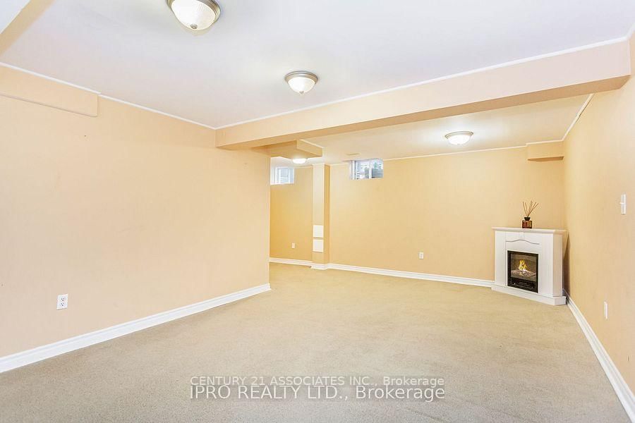 2410 Emerson Dr, Burlington — 29