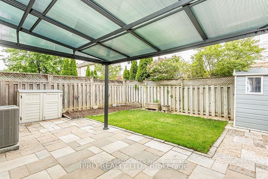 2410 Emerson Dr, Burlington — 33