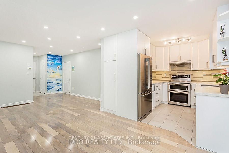 2410 Emerson Dr, Burlington — 9