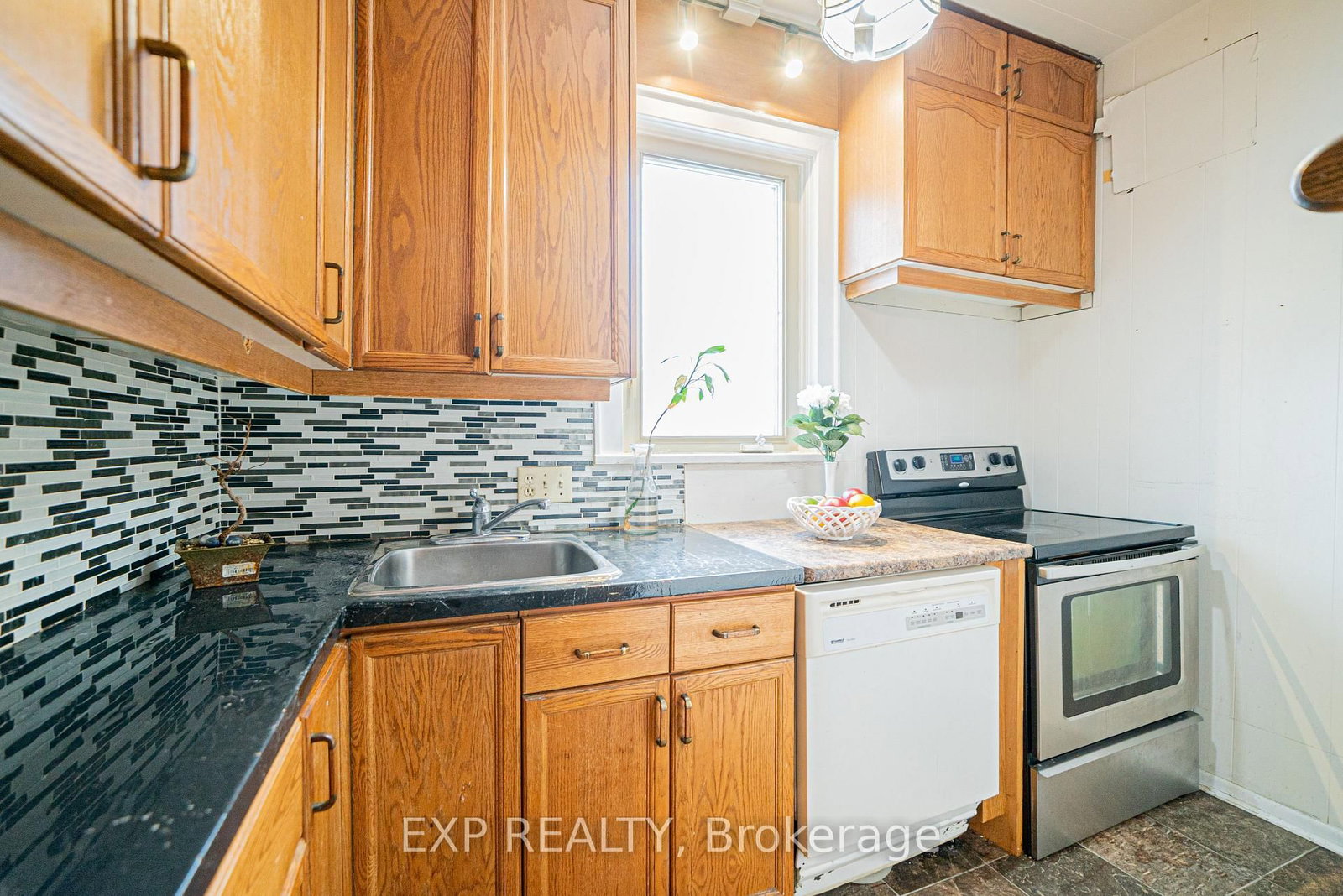 Main-52 Proctor Blvd, Hamilton — 9