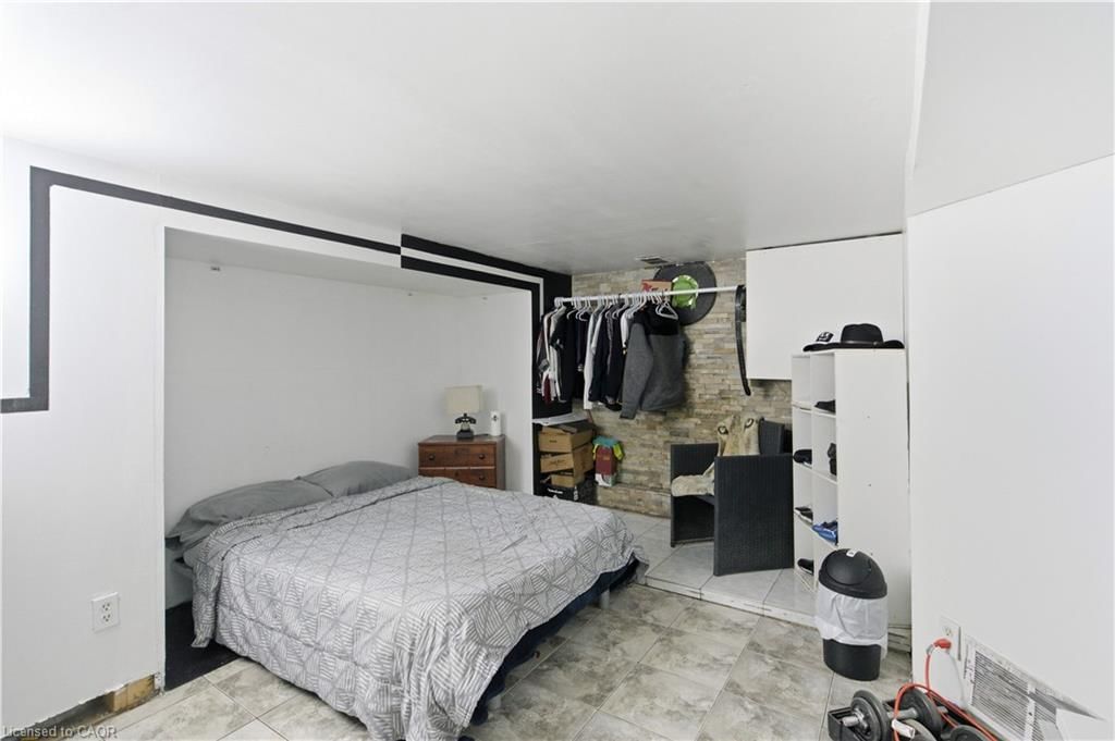 916 Stone Church Road, Hamilton — 22