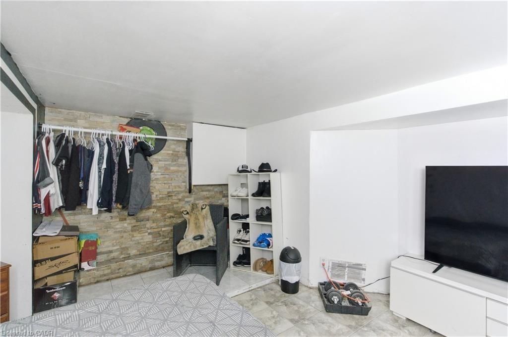 916 Stone Church Road, Hamilton — 23