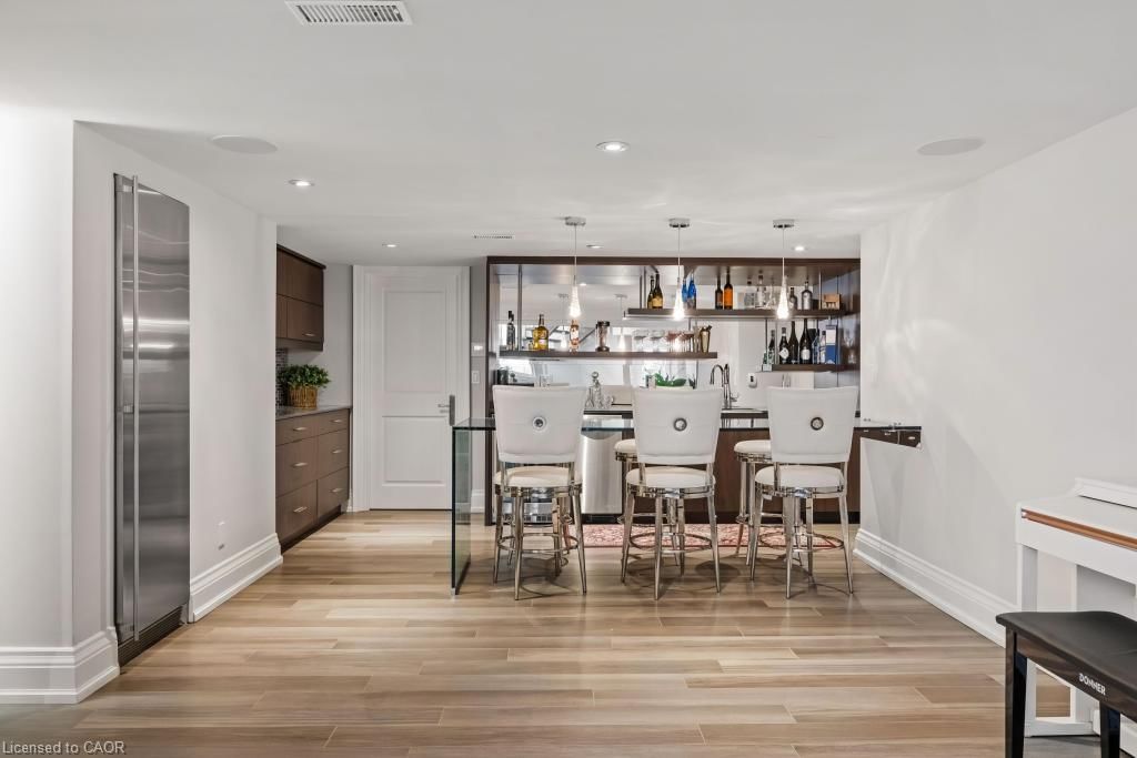 4038 Lakeshore Road, Burlington — 47